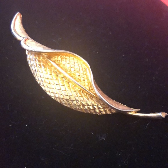 SOLD - Closet Clear Out 🔥 -Coro Gold Tone Vintage Leaf Brooch - Picture 1 of 8